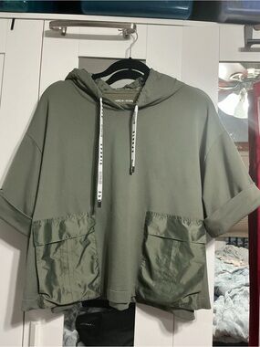 Marc Cain Olive Green Hooded Short-Sleeve Pullover with Front Pockets